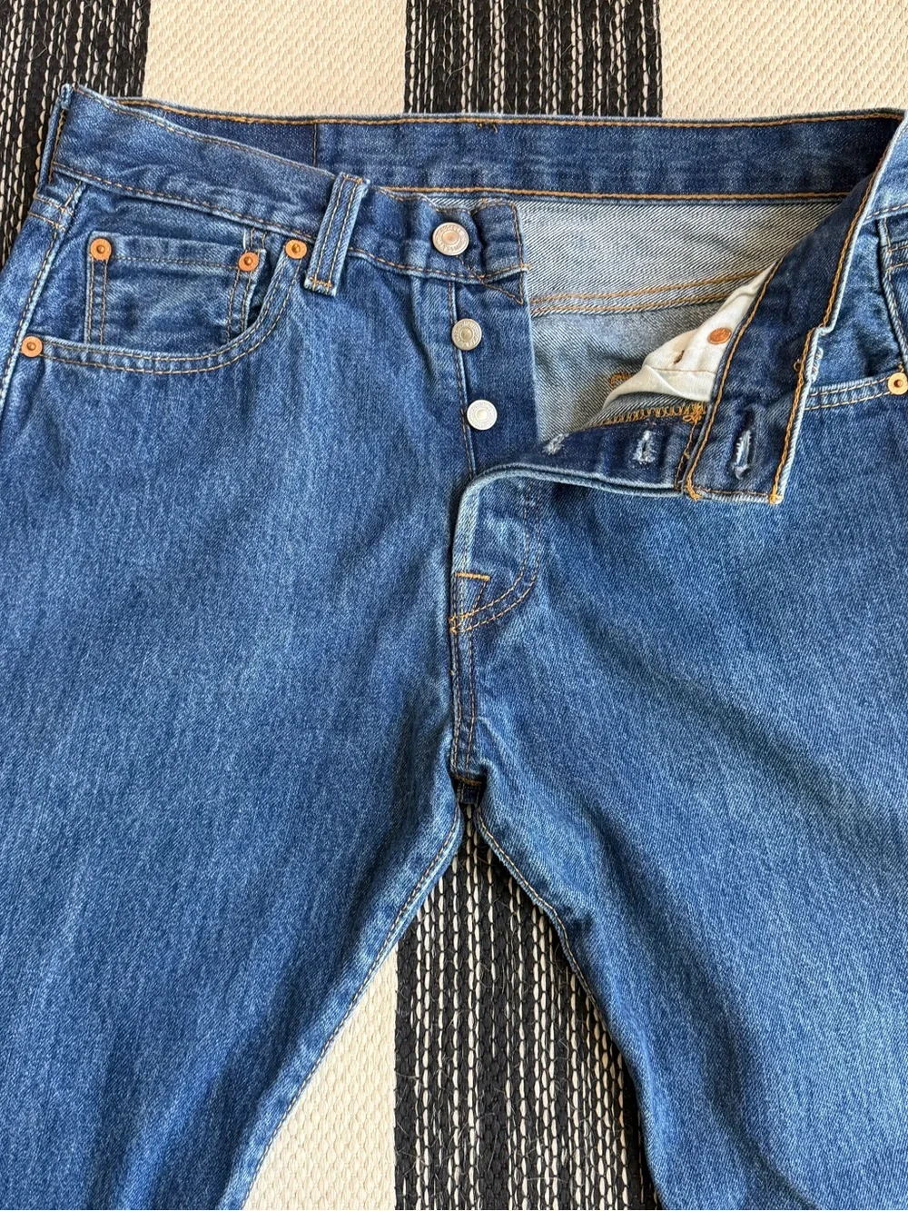 Levi's 501 Classic Men's Buttons Fly Straight Leg Blue Denim Jeans Size W30/L30